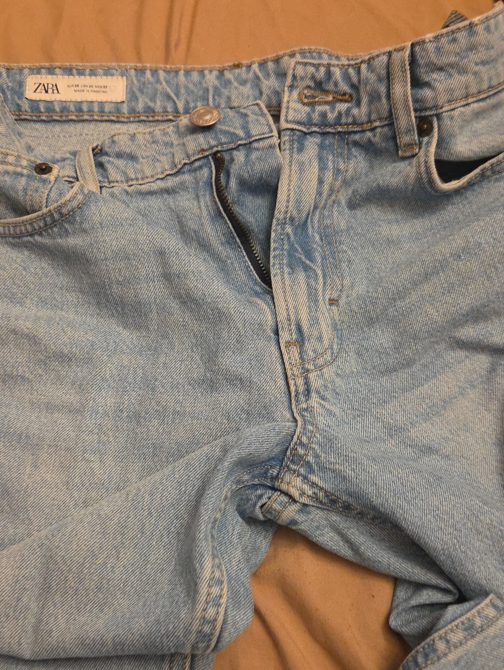 Zara Men’s Light Wash Relaxed Jeans